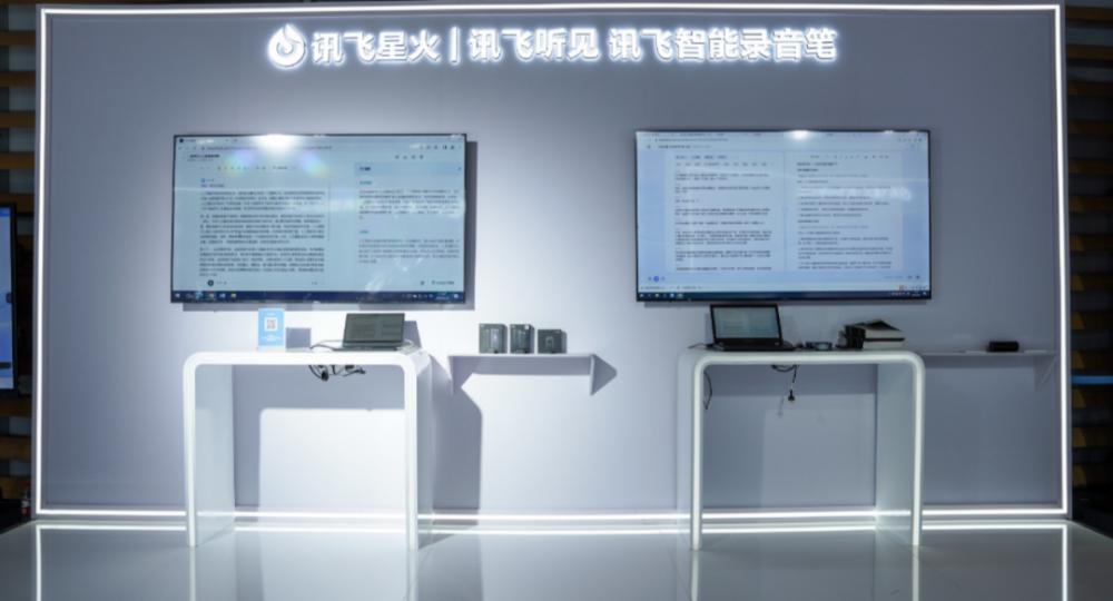 中国企业“带着镣铐”混战大模型