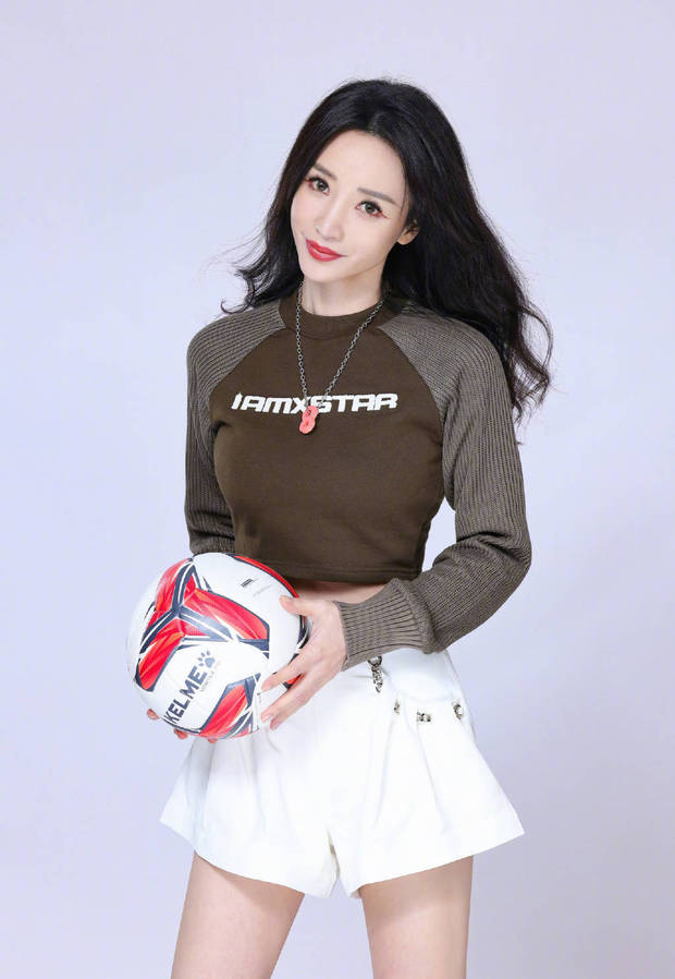 柳岩真是秒变回18岁少女,柳岩变身击剑选手