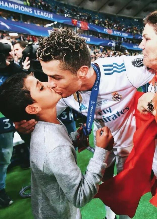 梅西c罗对决海报下载,世界杯c罗梅西广告