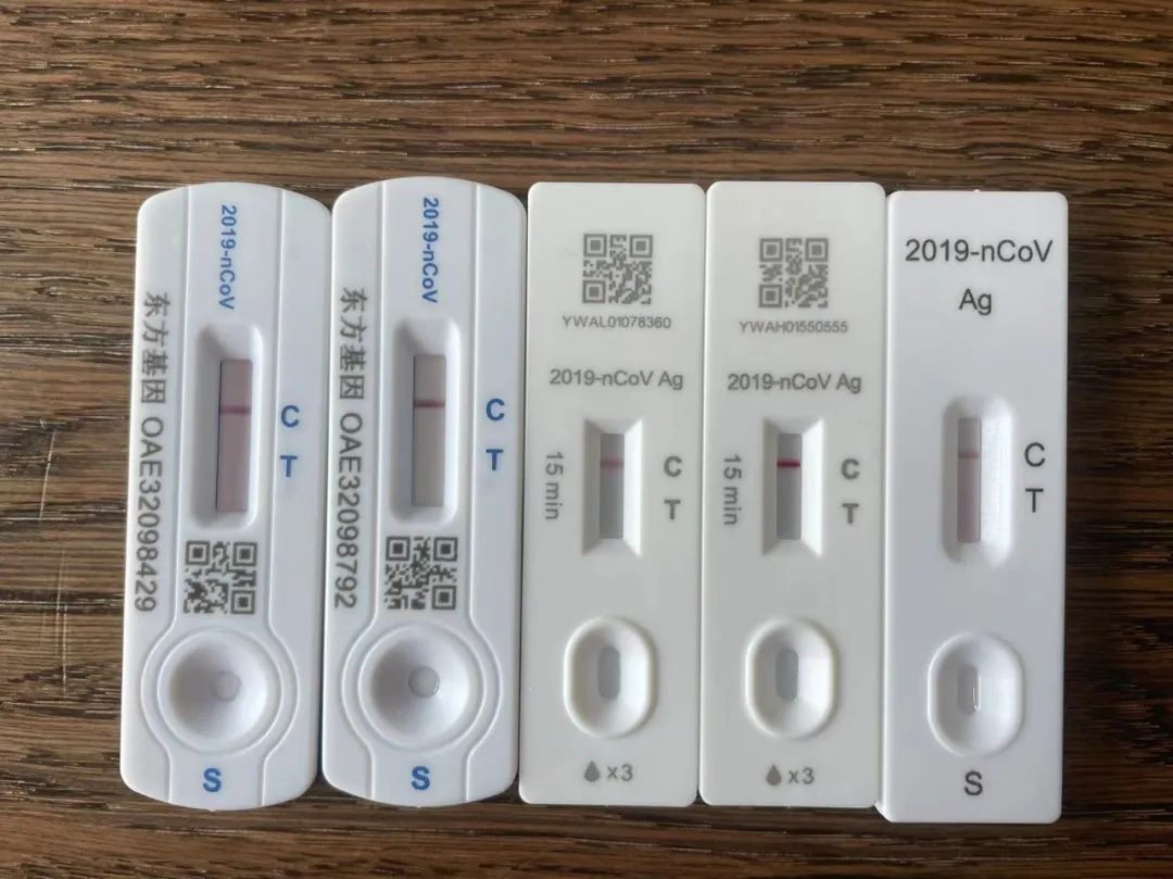 京东3246名快递小哥援沪,援沪快递小哥深夜拿着行李