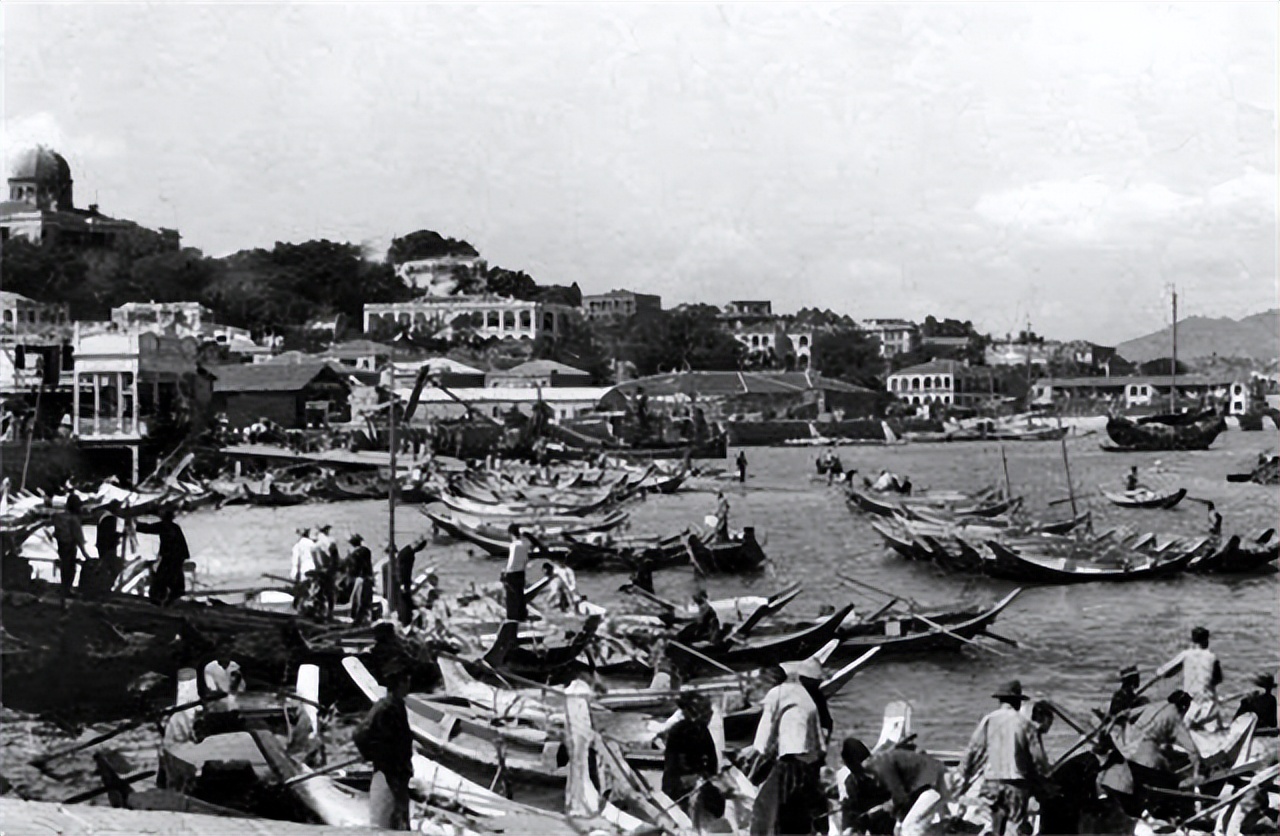 1964年，他只身一人驾驶登陆艇起义，国防部直接奖励黄金600两