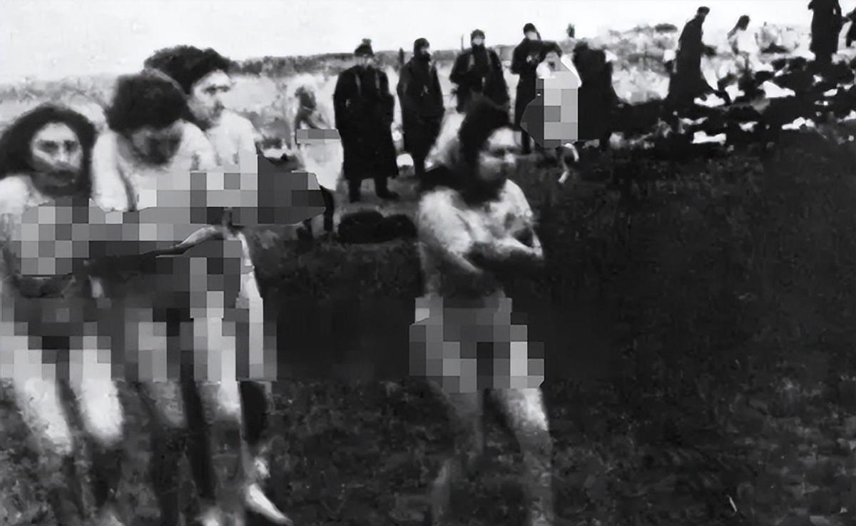 侵华日军残酷*行暴**，女子为活命脱下衣服让日本人拍摄，*辱侮**至死3