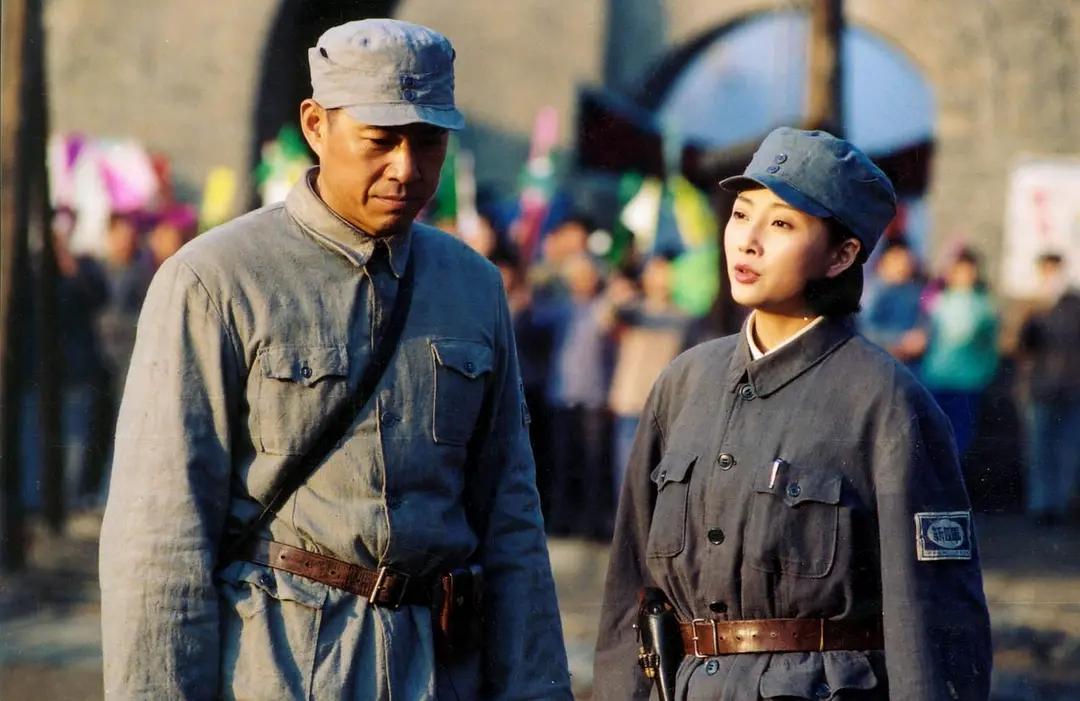 舍不得红唇眼线假睫毛，就别演女兵，这6位女星扮相才叫尊重观众