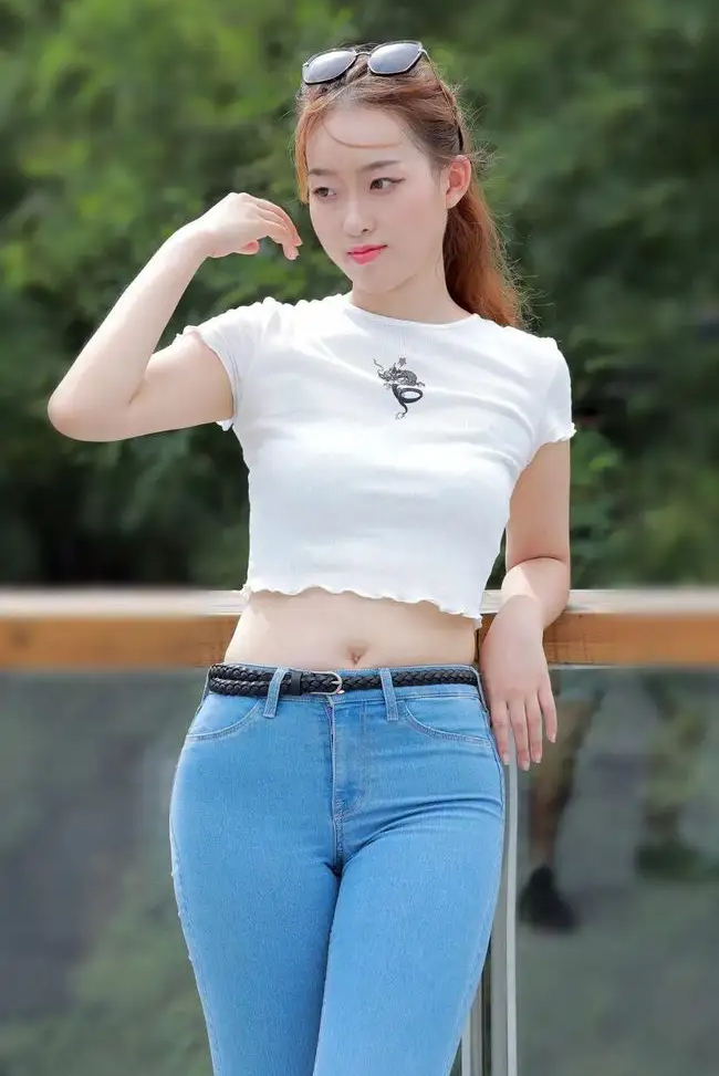 成都女教师穿牛仔裤上课引争议,女教师穿短裤上课被声讨