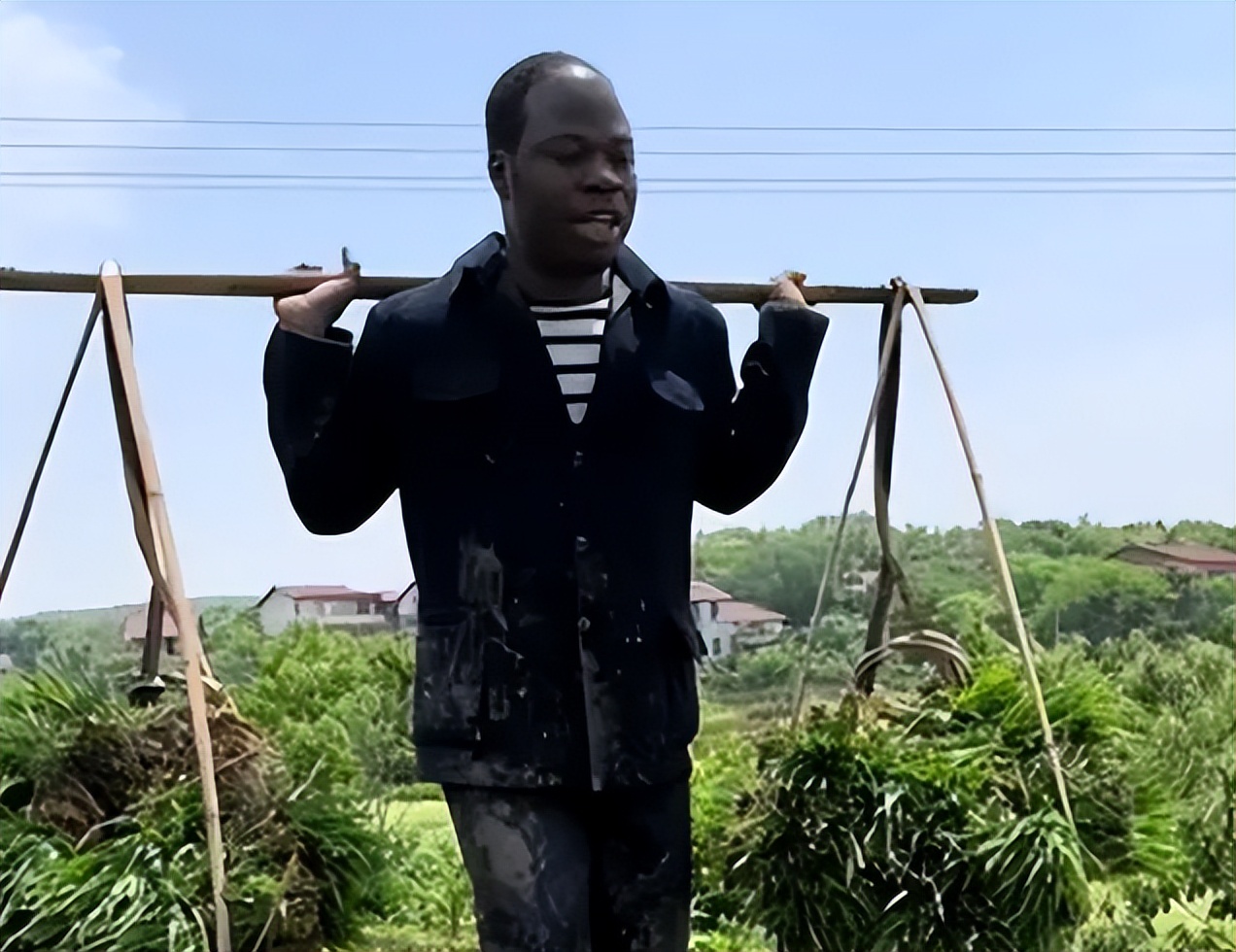 非洲小伙自封“赘婿”，撒泼打滚加方言吵架，气得隔壁大妈直跺脚