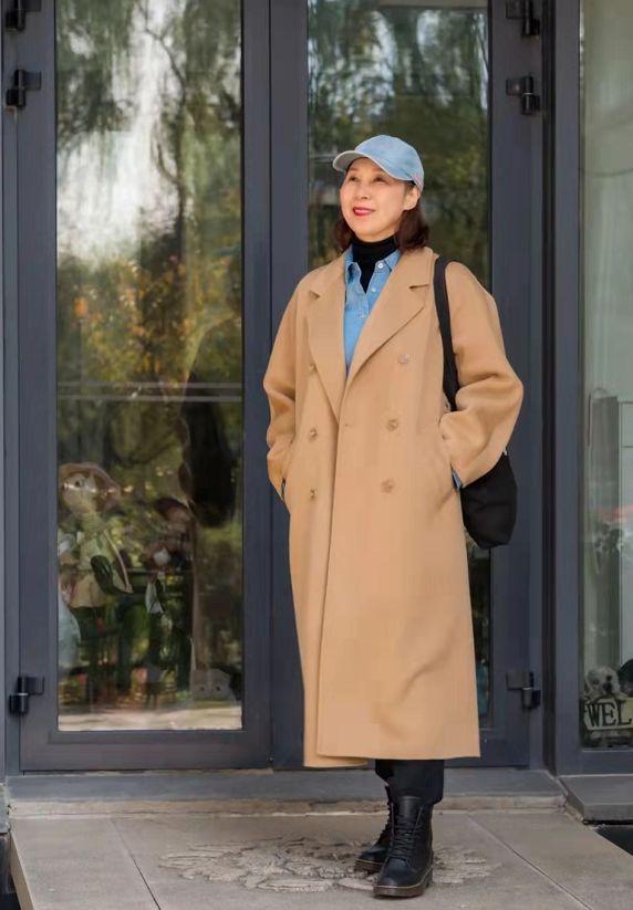 60岁奶奶高级感秋季穿搭图文,驼色大衣搭配老年人