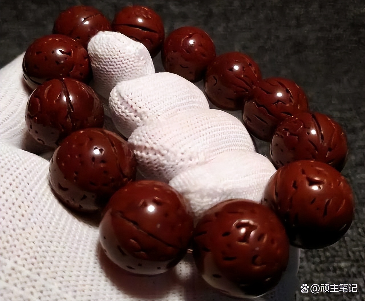 桃核手串的盘玩方法,桃核的盘玩方法