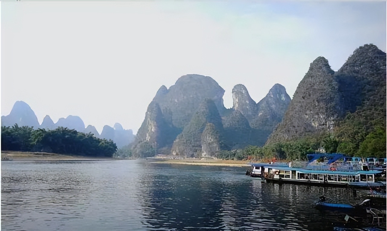 这满江碧透的水，秀拔云天的山，莫非就是马良当年留下的画卷！