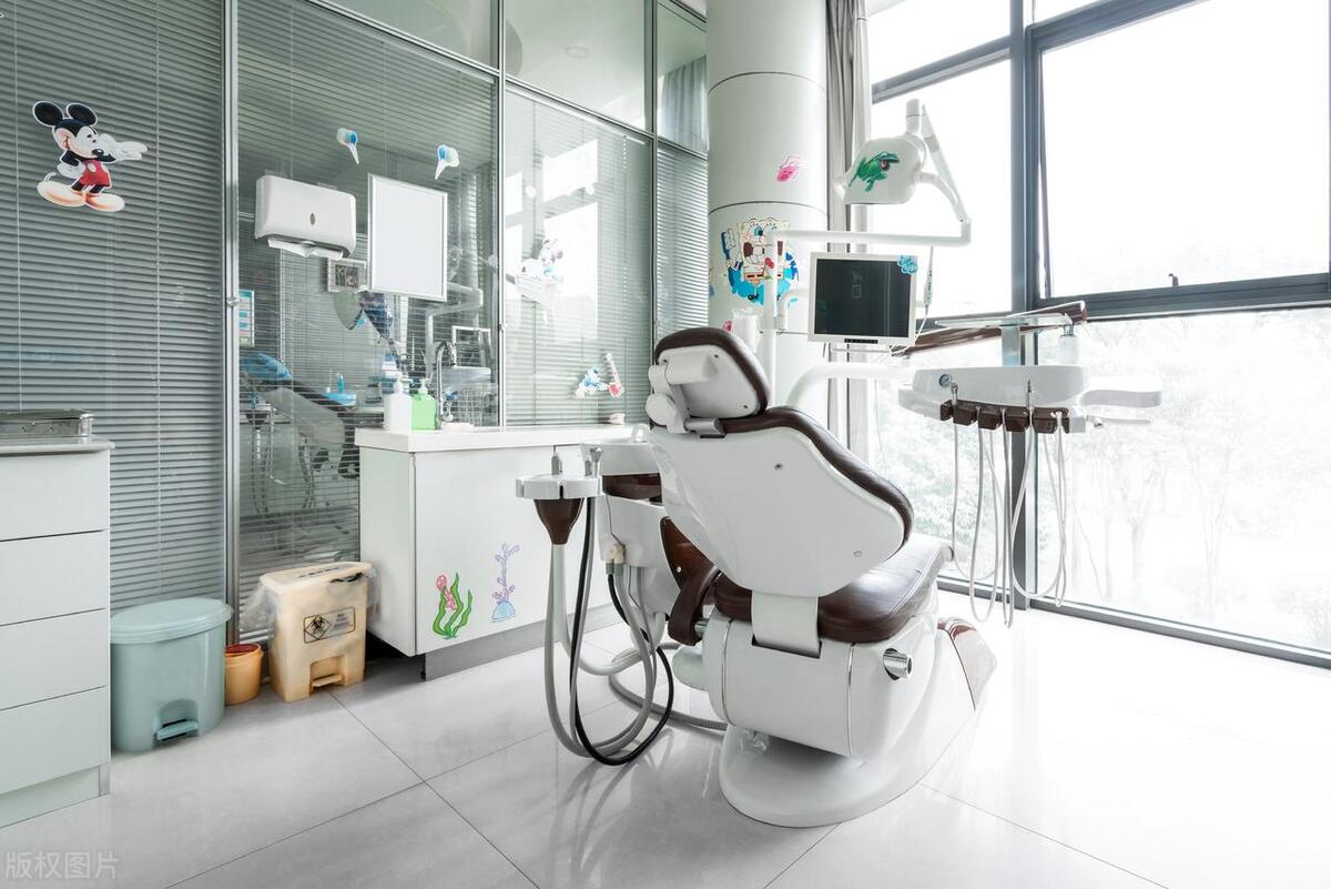 口腔诊所贵还是医院看牙贵,口腔门诊看牙医收费吗