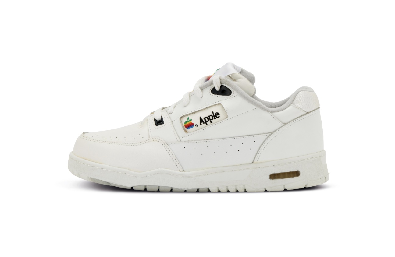 印了个苹果的LOGO的运动鞋，售价5万美金？