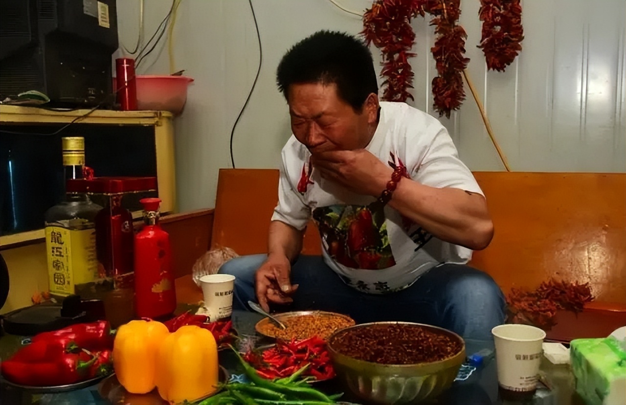 中国辣王李永志挑战最辣辣椒,辣王李永志每天5斤辣椒配白酒