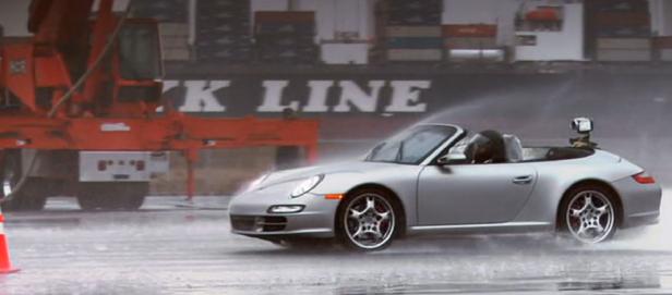 据说台风的时候，要把家里的窗户都打开，这样可以减小风的阻力