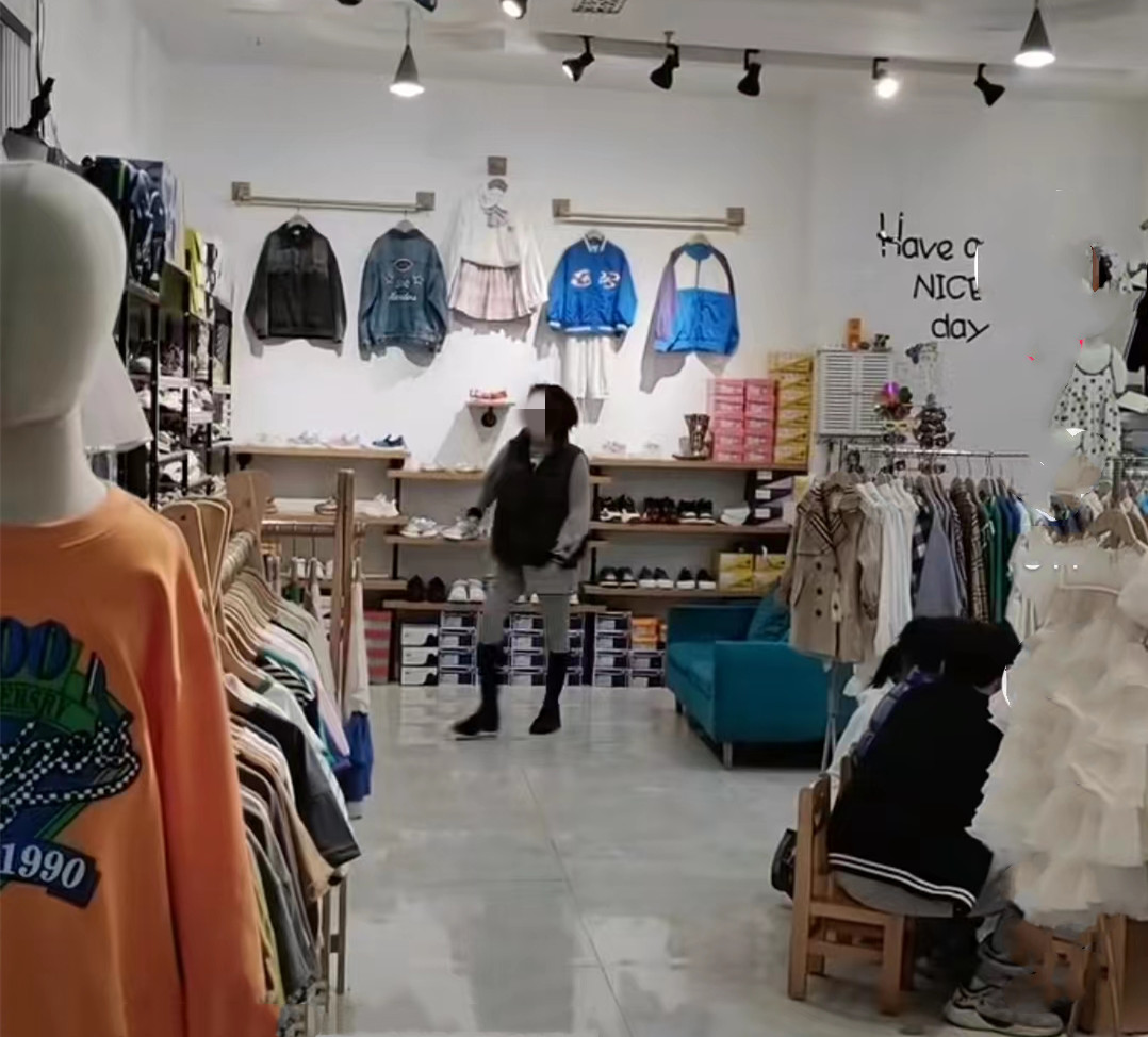 安徽一女子买鞋后不满意，老板不想卖要退她钱，女子要求双倍退款