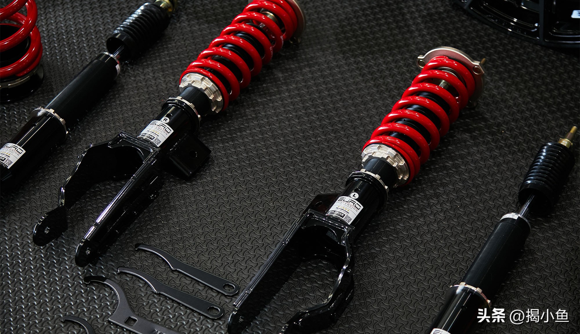 特斯拉model3焕新版底盘塑料管,特斯拉model320寸锻造轮毂