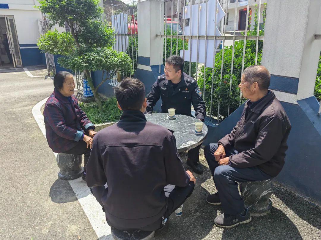 【一线警星】凌万强：别小瞧这张“小圆桌”，它调出了“大和谐”