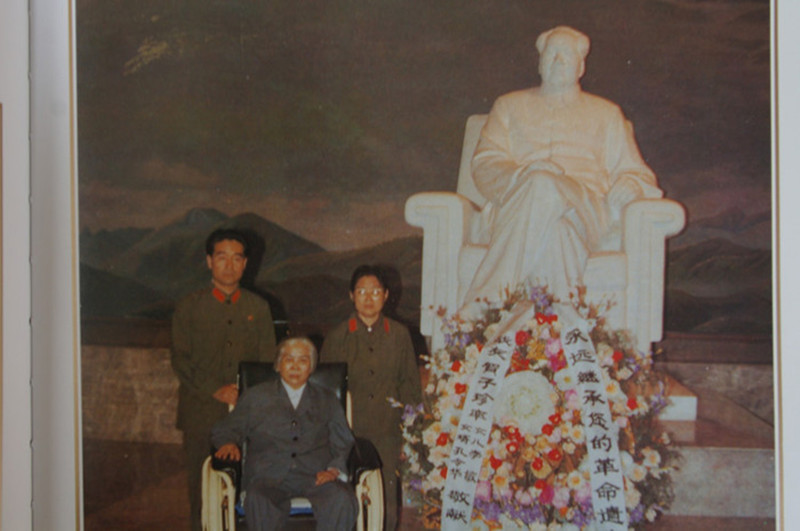 1979年，*子珍贺**终于来到北京，她与毛主席拍下了最后一张“合影”