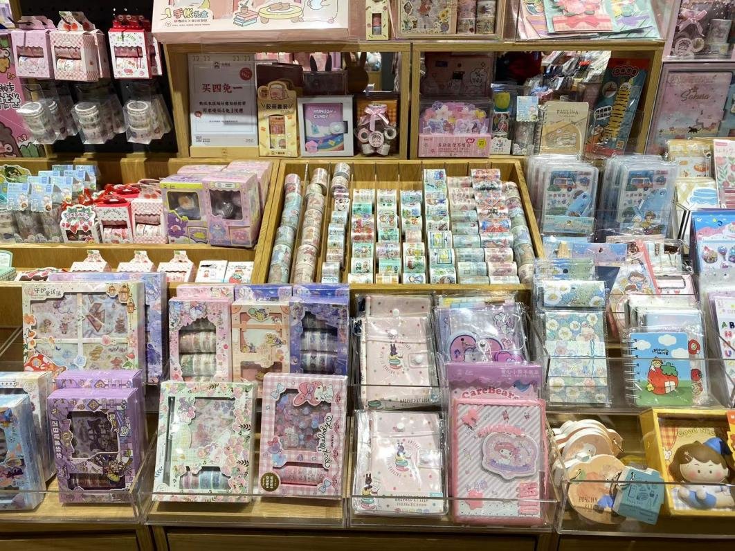 118元手账本、899元护脊书包，“文具刺客”能否重振晨光股份？