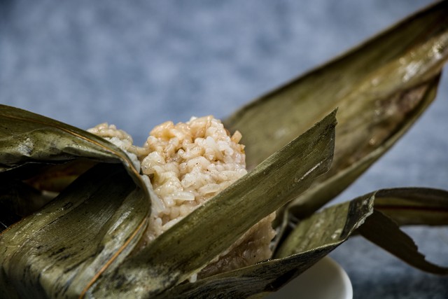 嘉兴蛋黄肉粽的粽叶是什么叶子,一个粽叶包粽子买多宽的叶子