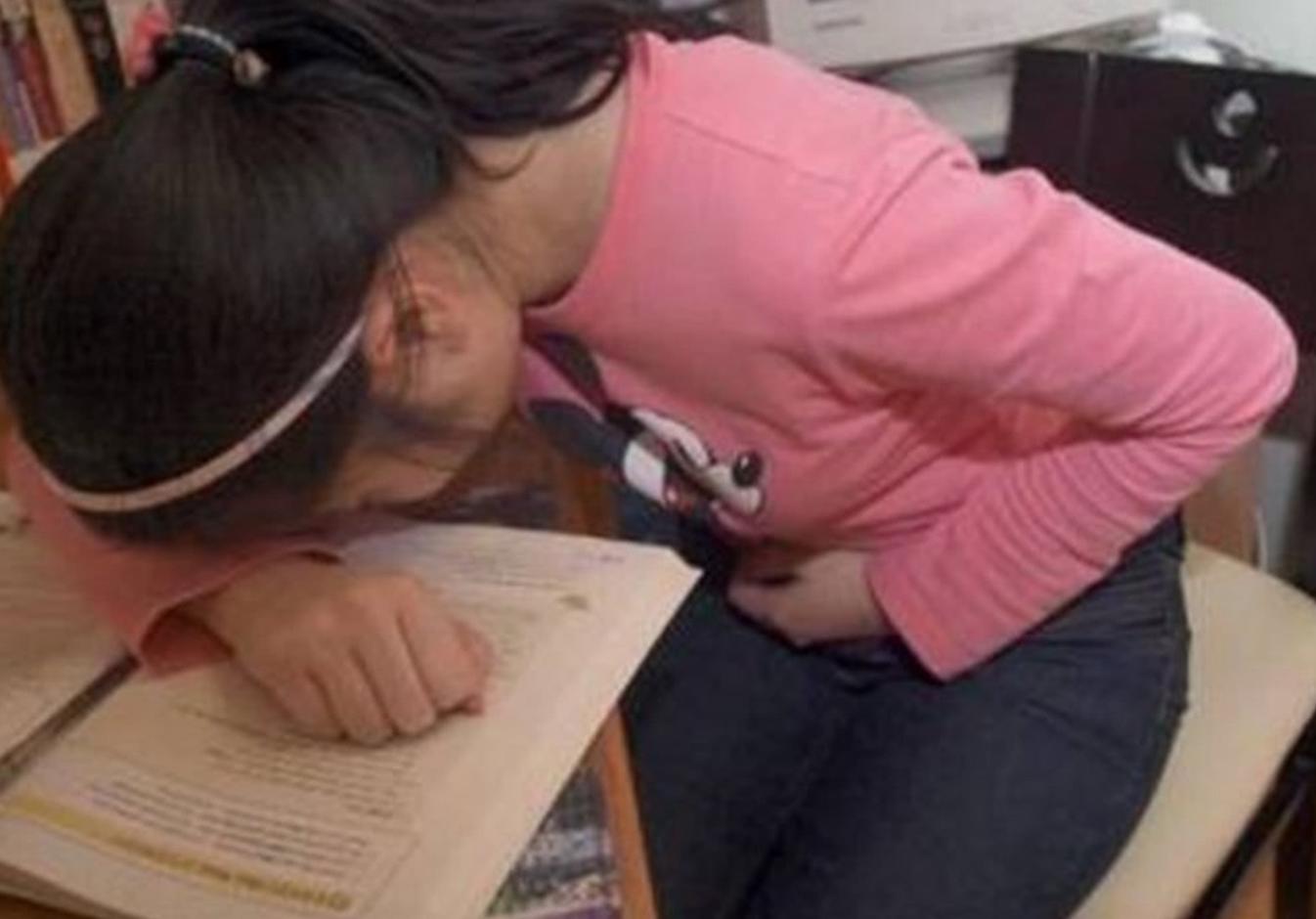 女孩课堂尿裤子被同学嘲笑不想上学，妈妈“三步”处理很高明