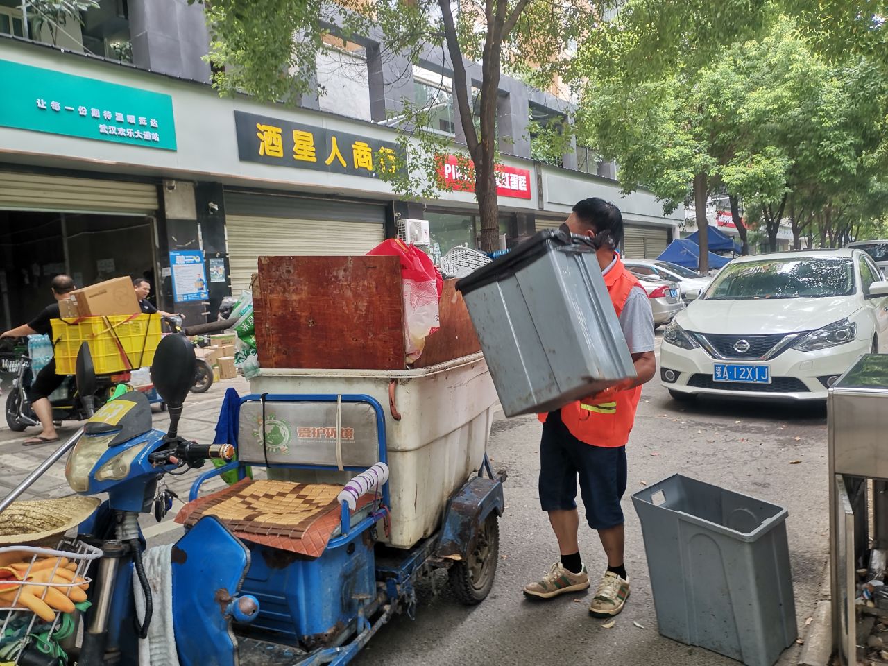 东湖风景区：传统铁皮桶“下岗”分类果皮箱来“接班”