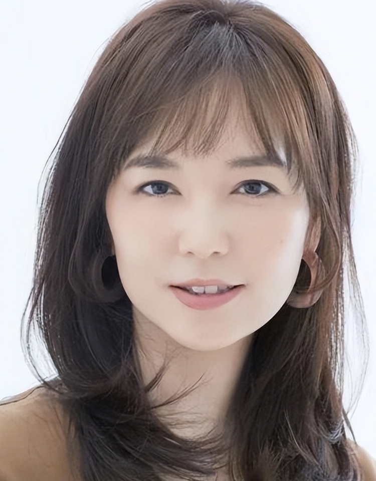 二十岁适合直发还是卷发,30多岁女人留直发好还是卷发