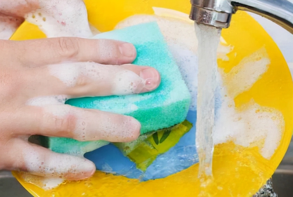 洗洁精残留对人体的危害致癌吗,洗洁精残留真的有毒且致癌吗