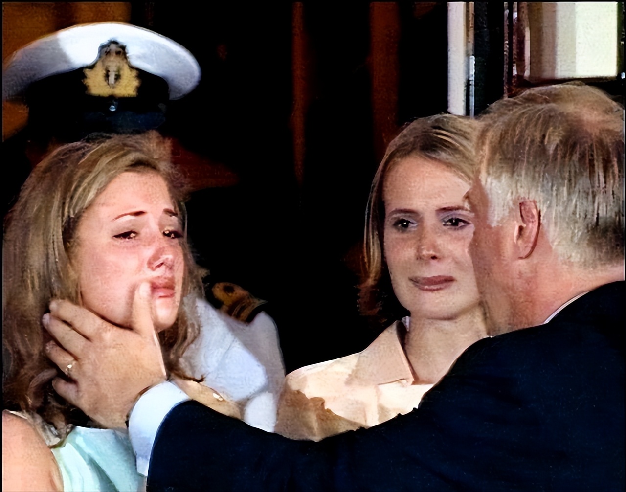 1997年香港回归场景：彭定康仰天含泪，“港督”女儿哭得难以自拔