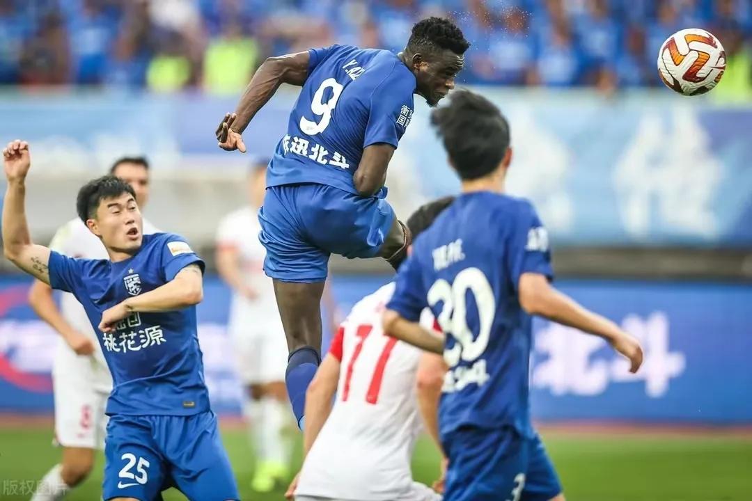 武汉三镇队亚冠联赛韦世豪红牌,武汉三镇球迷评价韦世豪