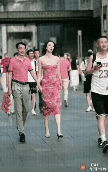 直播国企领导与小三出轨逛街被拍，天价*养包**的小三身材果然火辣！