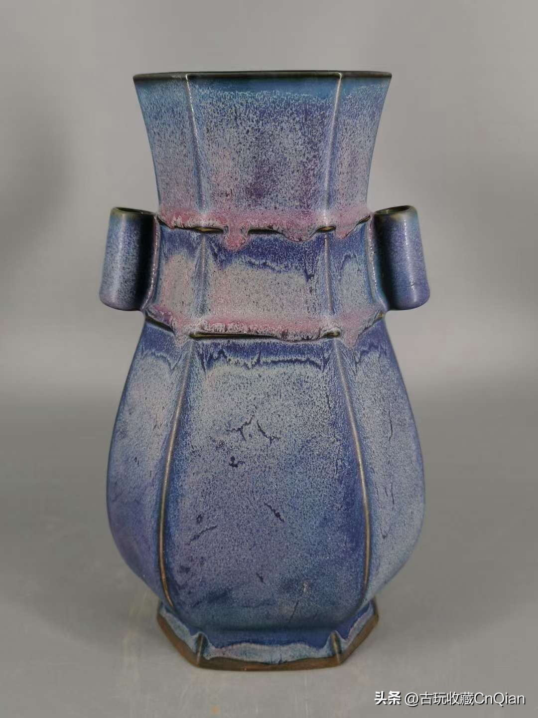 清雍正钧窑贯耳瓶真品图片,馆藏宋钧窑玫瑰紫釉连座瓶