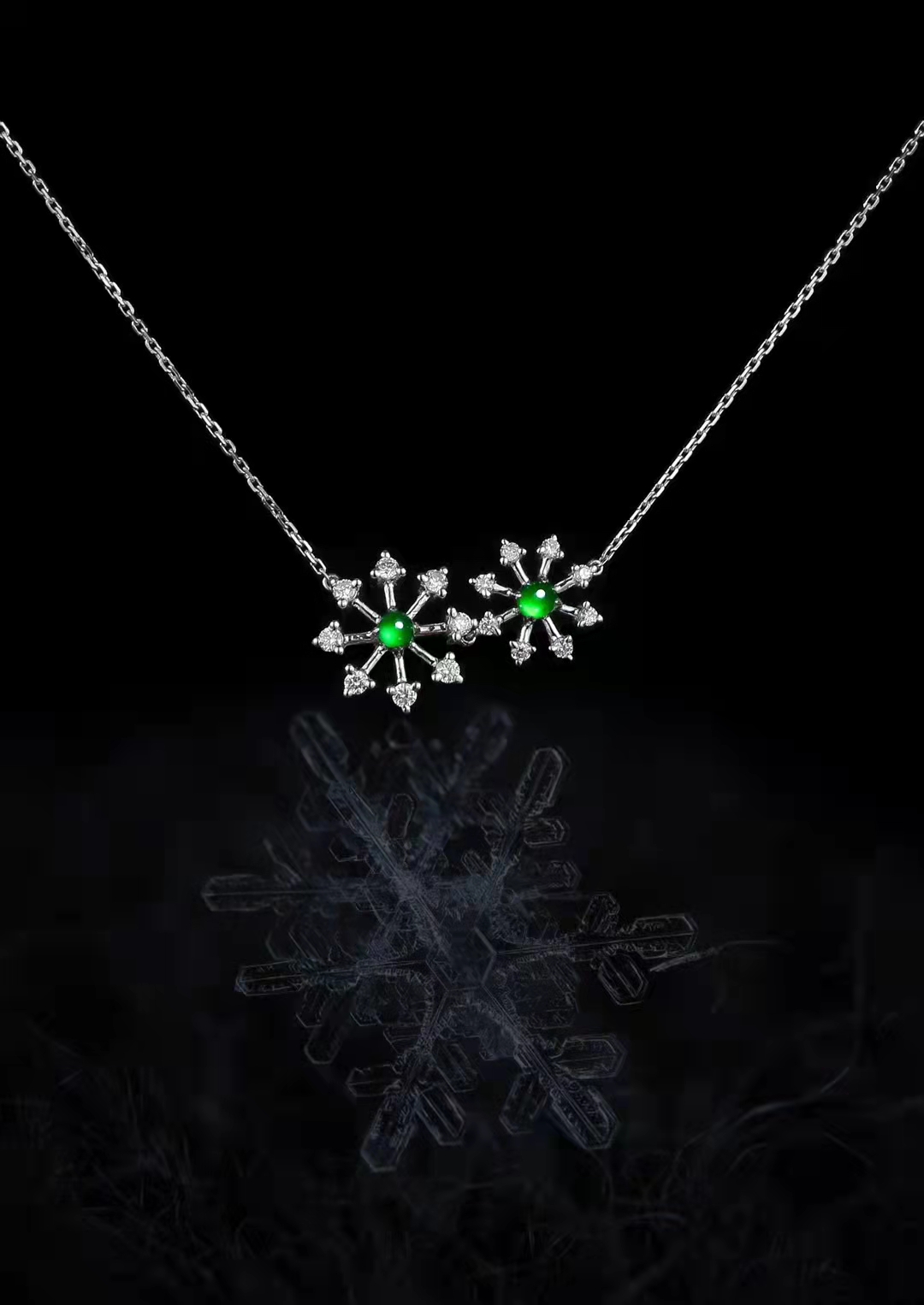 带有冰雪元素的珠宝，纯洁而浪漫，一眼领略的就是冬天的白雪皑皑