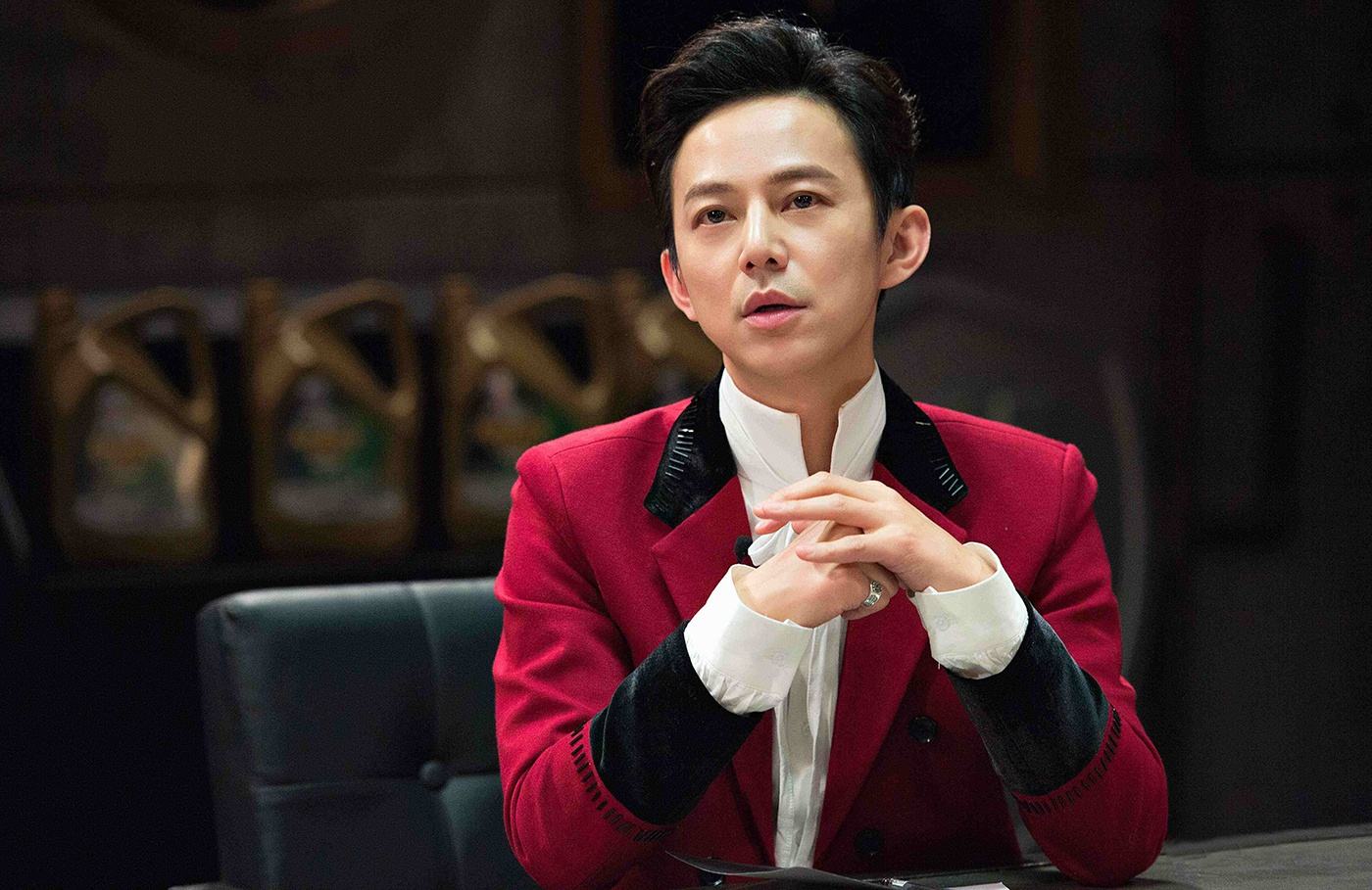 何炅与神秘男子十指相扣,何炅当街牵手完整视频