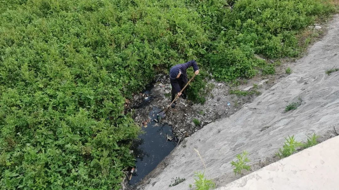 辛店镇持续开展路域环境整治行动,两城镇不断加大环境卫生整治力度