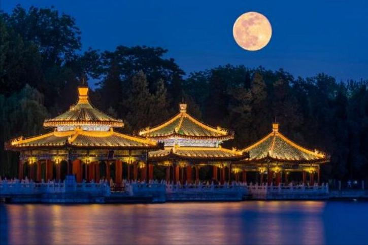 中秋共赏圆月的诗句,古今中外中秋咏月的古诗词有哪些