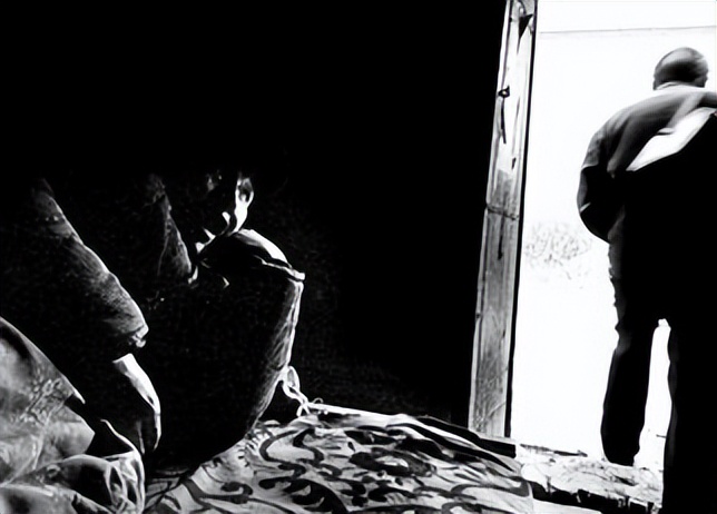 荒唐案件:42岁无证医生控制17岁姑娘，还在*体下**上“锁”闻所未闻