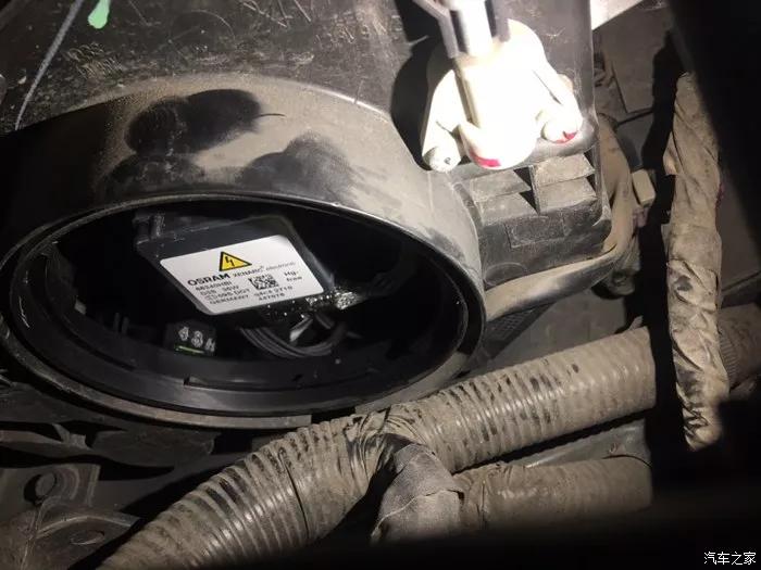 自己动手换君越灯泡,自己动手更换别克君威大灯灯泡