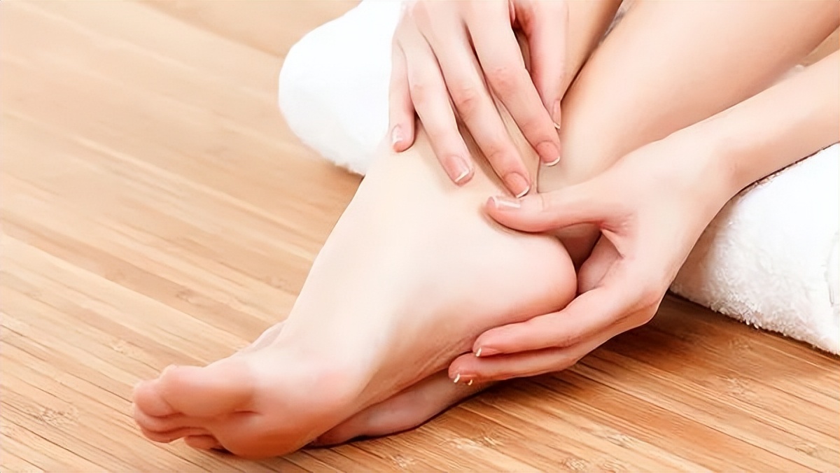 走路脚疼怎么办最简单的方法,走路脚痛该怎么办呢