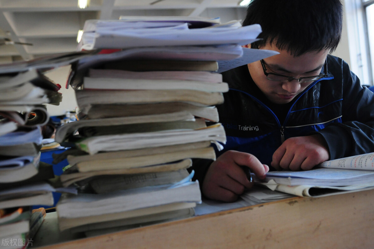 金融内勤主要做什么,我在上海做销售工资怎么样