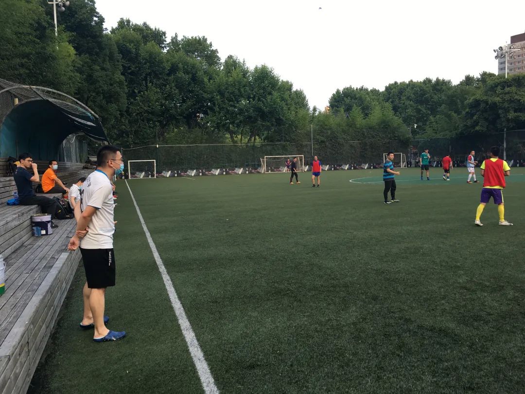 体育迷的快乐又回来了！户外运动场逐渐恢复活力