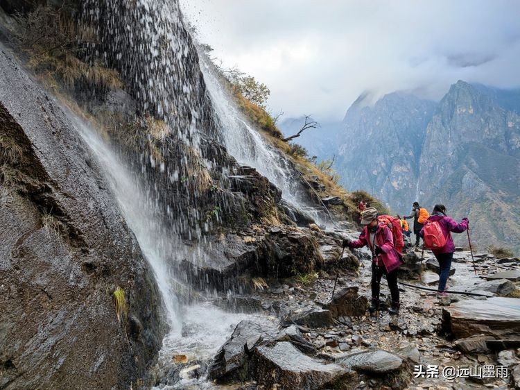 虎跳峡徒步最惊险的路段,虎跳峡高路徒步最难走路段