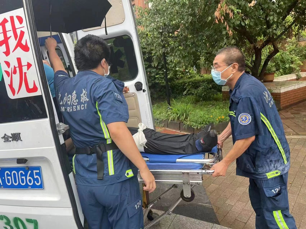 下雨导致路面湿滑人摔倒,雨天路滑摔伤紧急处理