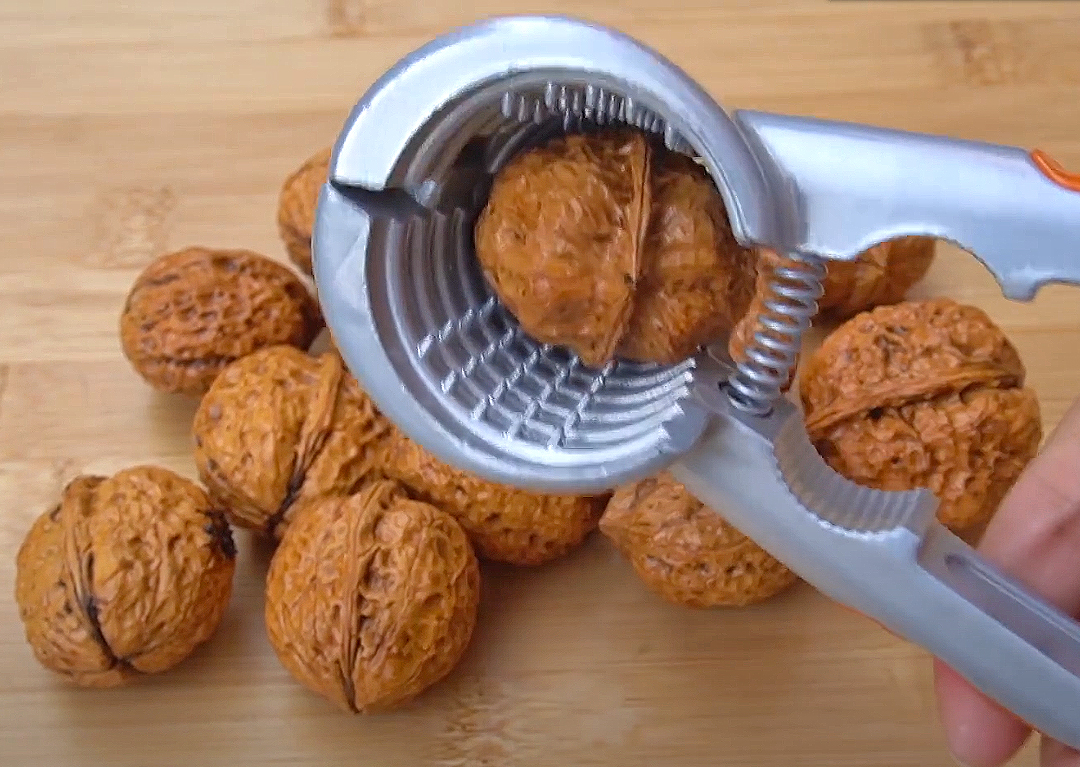 每天2个核桃跟2个鸡蛋哪个更营养,秋天核桃煮鸡蛋有什么功效