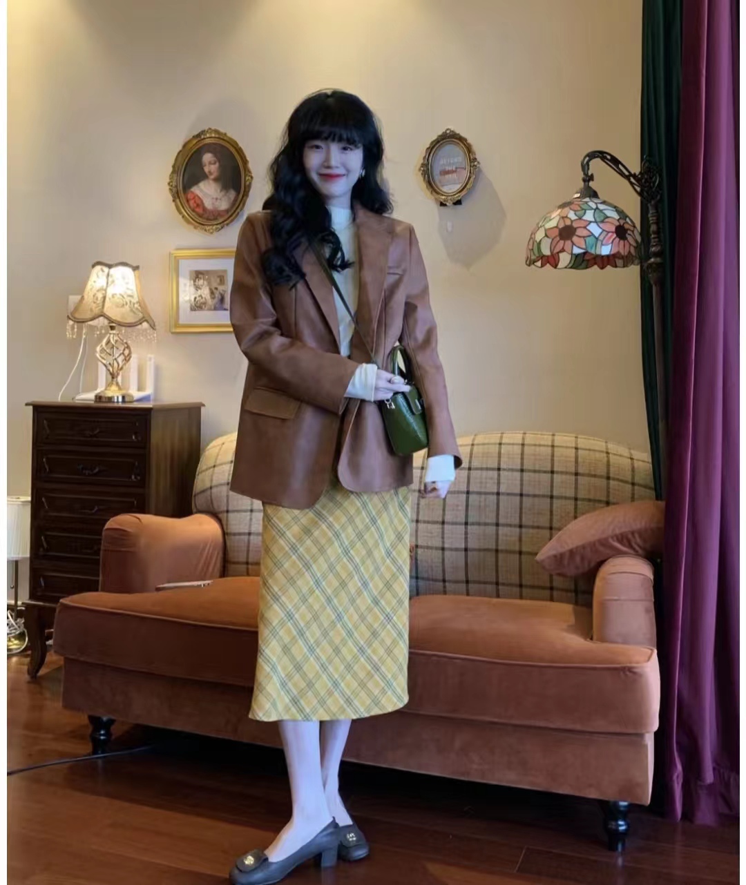 黑色皮衣怎么搭配才显高级,绯红色皮衣怎么搭配秋冬