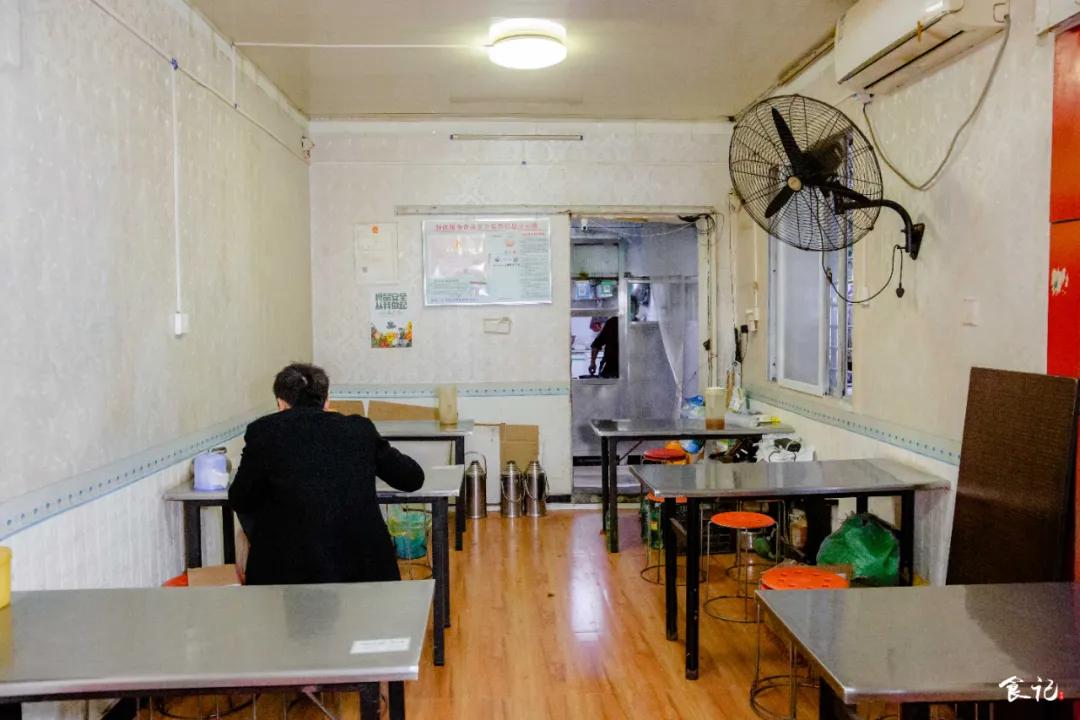 40m²的小店,厨房就占一半!建昌家属院旁的这家馆子开了23年