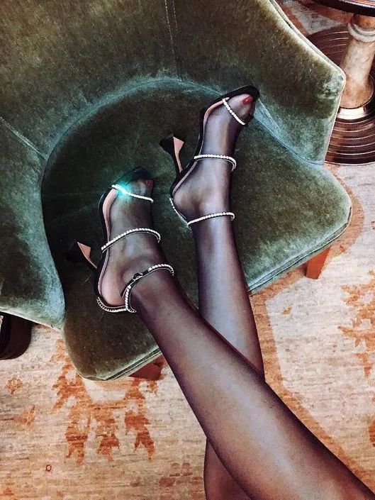 谁说丝袜只能配长靴,谁说丝袜不能配匡威的