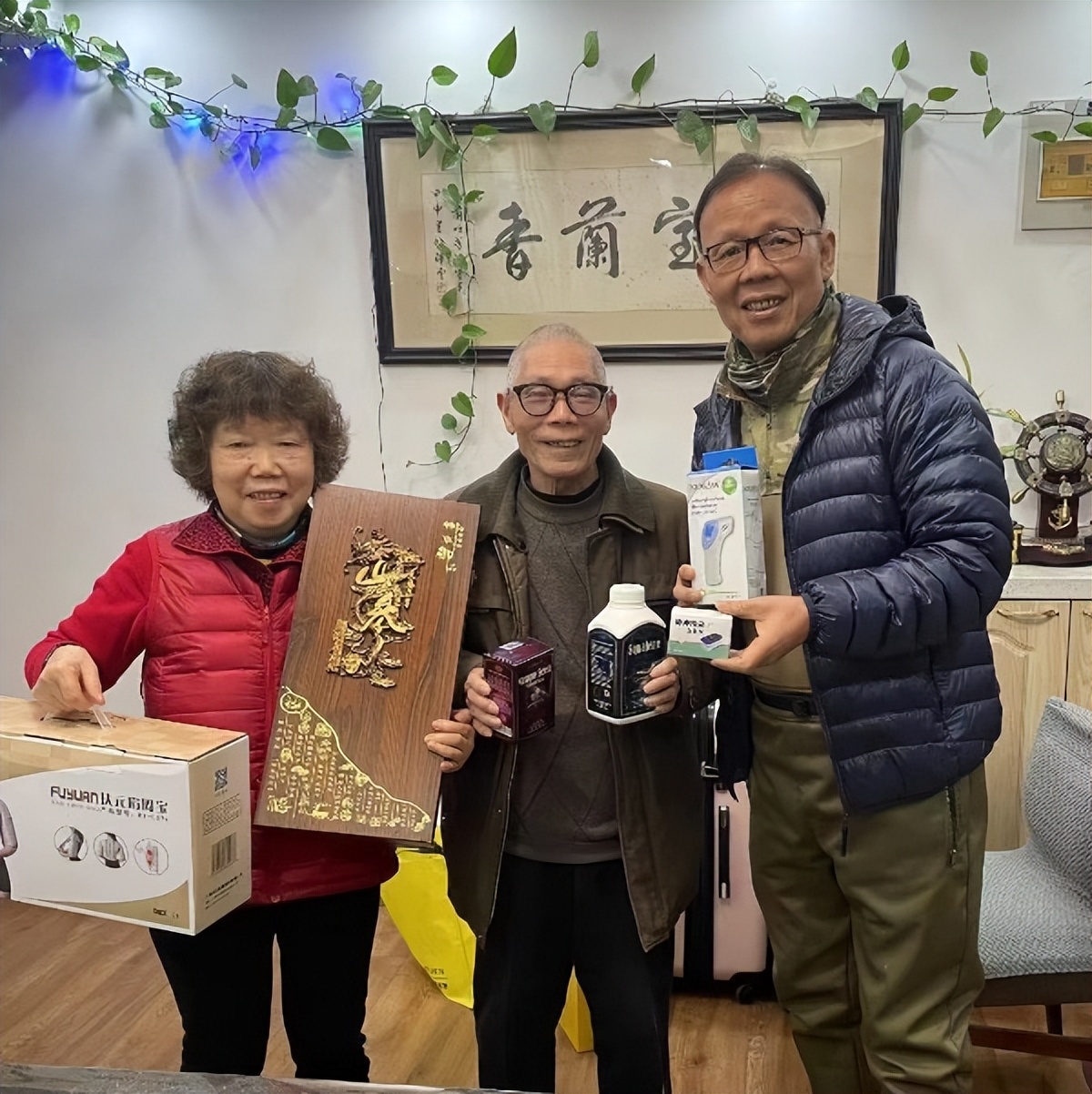 疫中老人的福音一一虹口区人大代表李万强送药上门