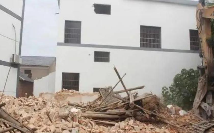 你让我无家可归，我杀你全家！男子怒砍邻居一家5口后，畏罪自杀