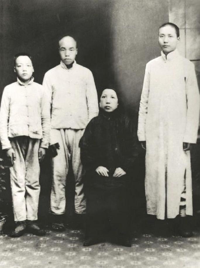 毛主席时隔32年回韶山，看到父母墓地破烂不堪：都不要修，就这样