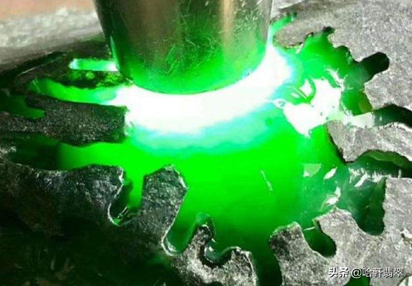 1w翡翠原石,1万块的绿翡翠