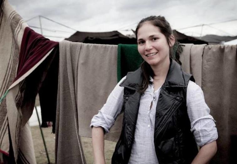 2004年，美国女孩入藏寻根，嫁农村小伙生3女儿，1条围巾卖1万元